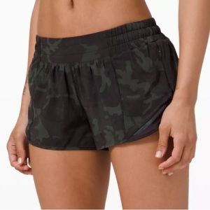 HOTTY HOT LULULEMON SHORTS 2.5 Inch Low Rise INCOGNITO GATOR GREEN AND BLACK